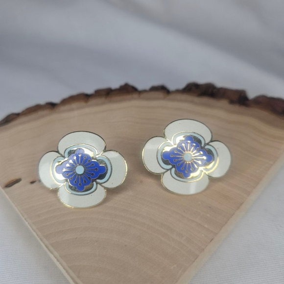 Vintage Jewelry - Vintage Clover Flower Blue and Cream Cloisonne Clip on Earrings Signed 80s GUC